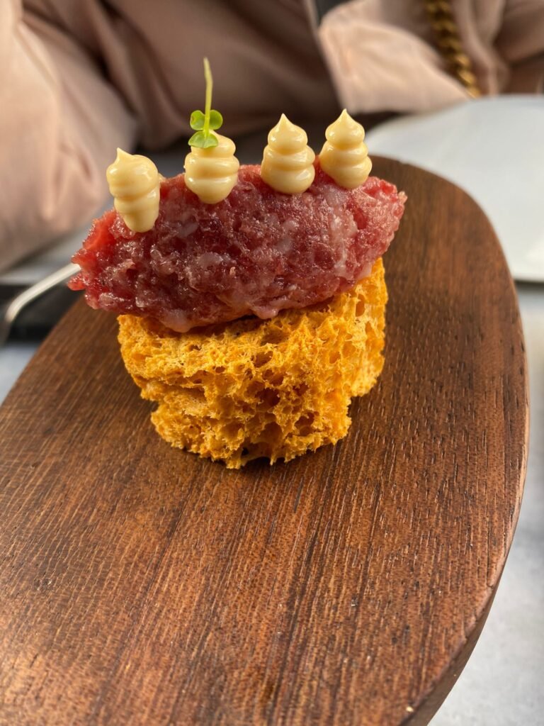 tartar de wagyu con chipotle mont bar